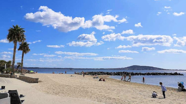 Meze beach house rentals France